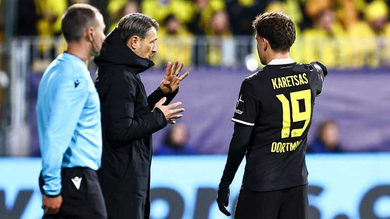 Trainer Niko Kovac (l.) gibt Konstantinos Karetsas Anweisungen: Der Neuzugang findet noch nicht wirklich Bindung zum Spiel.