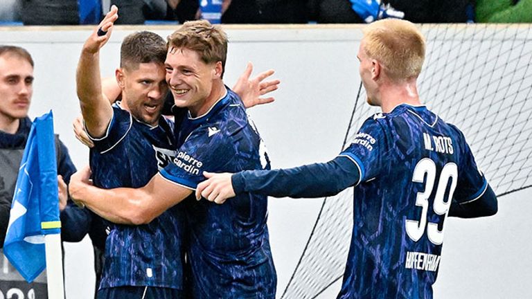 Torschütze Andrej Kramaric (l.) jubelt mit seinen Mannschaftskollegen von der TSG Hoffenheim.