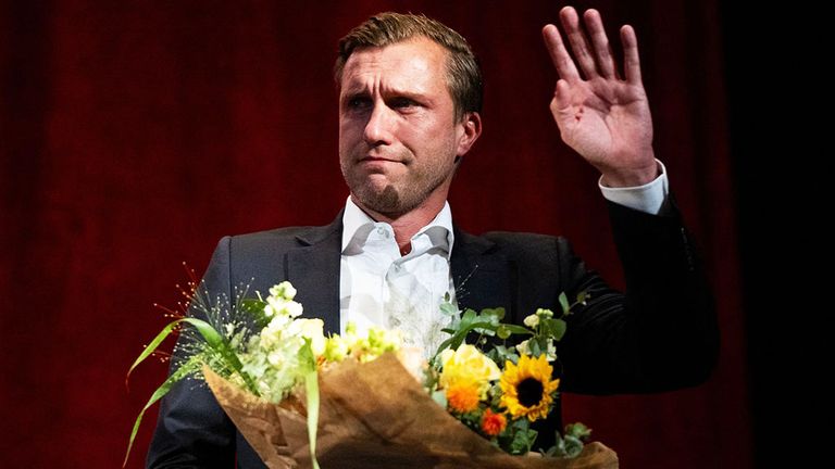 Markus Krösche kämpft bei der Mitgliederversammlung von Eintracht Frankfurt mit den Tränen.