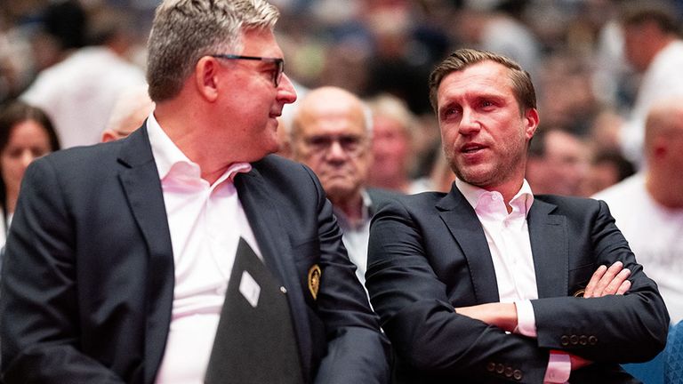 Markus Krösche (r.) und Vorstandsvorsitzender Axel Hellmann bei der Mitgliederversammlung von Eintracht Frankfurt.