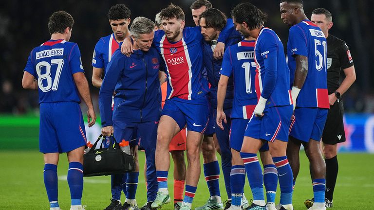 PSG-Star Kvicha Kvaratskhelia (M) kann nur gestützt den Platz verlassen.