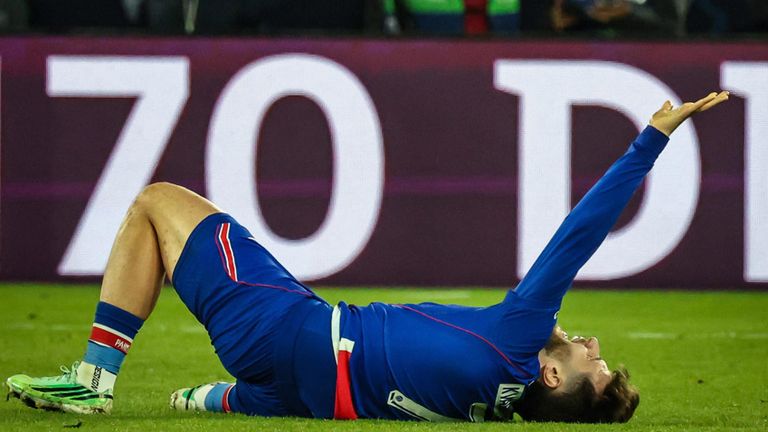 PSG-Star Khvicha Kvaratskhelia hat sich einen Kreuzbandriss zugezogen.