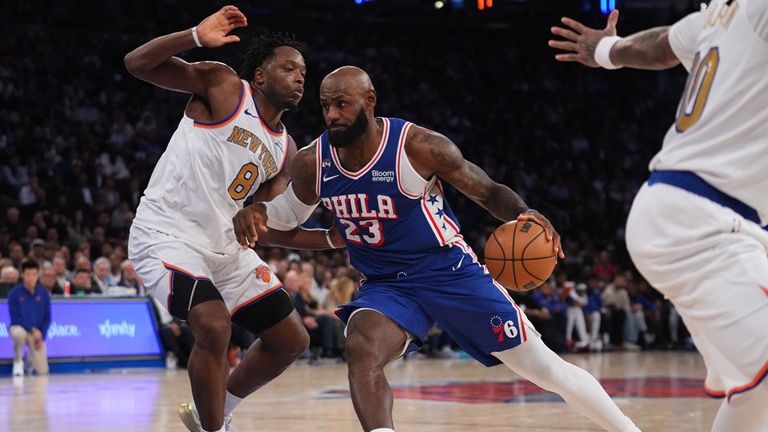 Superstar LeBron James (r.) gewinnt sein Debüt mit den Philadelphia 76ers beim Mester New York Knicks. 