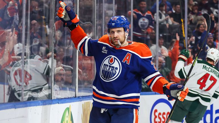 Leon Draisaitl bejubelt seinen zweiten Treffer gegen die Minnesota Wild, der seine Edmonton Oilers auf die Siegerstraße bringt. 