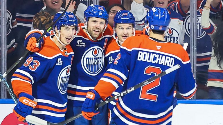 Leon Draisaitl (M.) führt die Edmonton Oilers mit überragenden fünf Punkten zum Sieg gegen Carolina. 