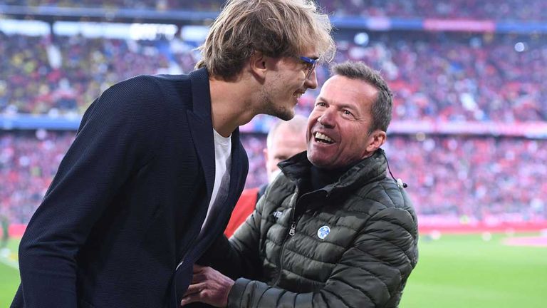 Lothar Matthäus (r.) und Alexander Zverev im Jahr 2022 während eines Fußballspiels in der Allianz Arena.
