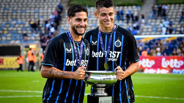 Ludovit Reis (l.) und Nicolo Tresoldi im Trikot von Club Brügge nach dem Gewinn des belgischen Supercups im Jahr 2025.