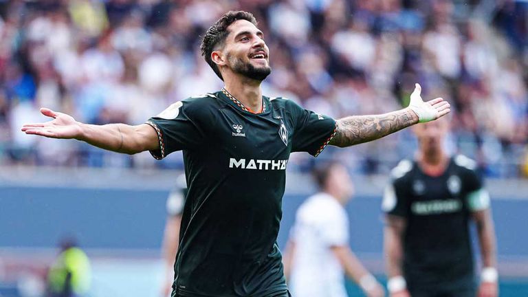 Ludovit Reis bejubelt einen Treffer für Werder Bremen.