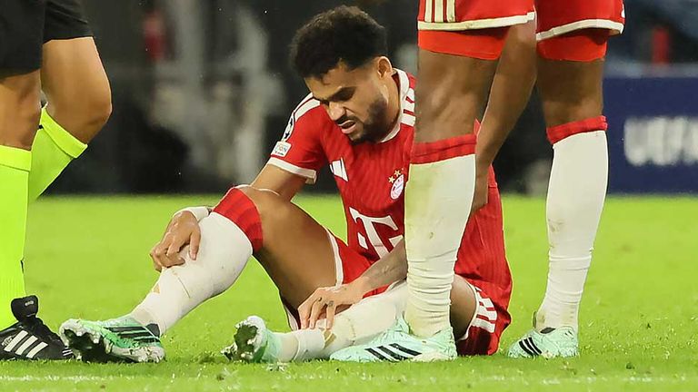 Luis Diaz sitzt im Spiel gegen Arsenal verletzt auf dem Rasen.