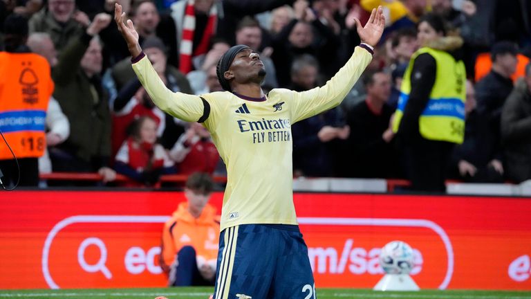Noni Madueke bejubelt seinen späten Siegtreffer bei Nottingham Forest.