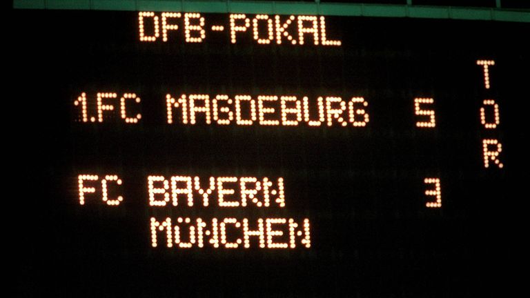 Der 1. November 2000 - die Anzeigetafel hält die Sensation in dürren Worten fest 