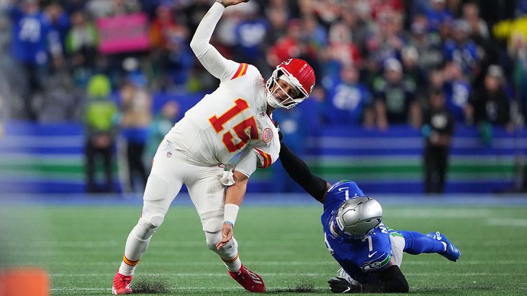 Chiefs-Quarterback Patrick Mahomes (l.) konnte dem Druck von Seahawks-Linebacker Uchenna Nwosu nicht entkommen.