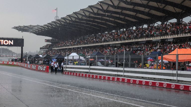 Nach heftigen Regenfällen in Sepang ist der Start des Bahrain-GP in Malaysia verschoben worden.