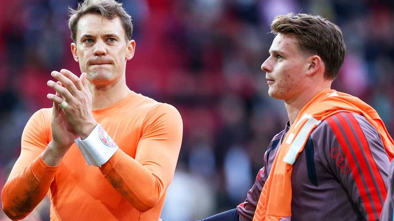 Manuel Neuer (l.) patzte beim 2:2 in Augsburg, Jonas Urbig steht in Stavanger im Tor des FC Bayern.