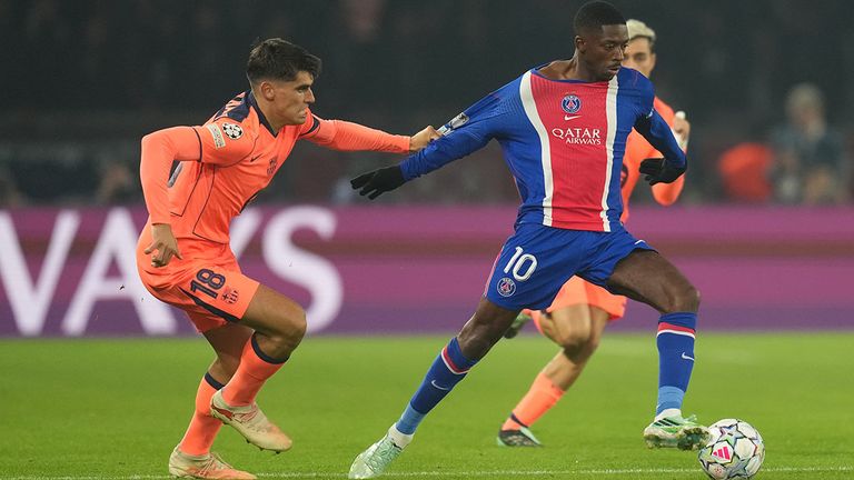 Gerard Martin (l.) bedrängt Ousmane Dembele.