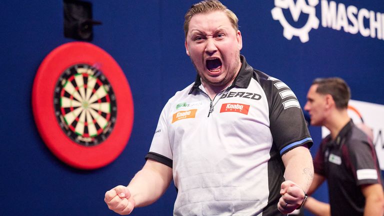 Martin Schindler steht im Achtelfinale der Darts-EM.