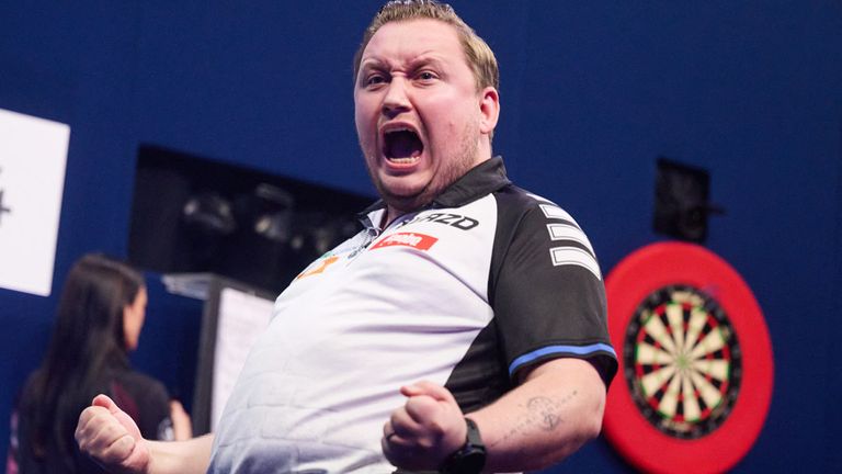 Martin Schindler steht im Achtelfinale der Darts-EM.
