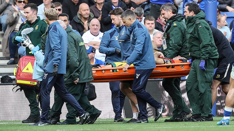 Emiliano Martinez musste musste mit einer Kopfverletzung ins Krankenhaus gebracht werden. 