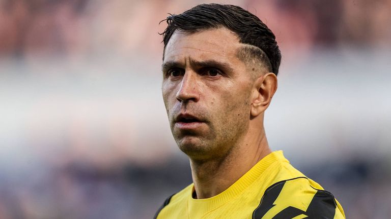 Chelsea-Keeper Emiliano Martinez meldet sich aus dem Krankenhaus.
