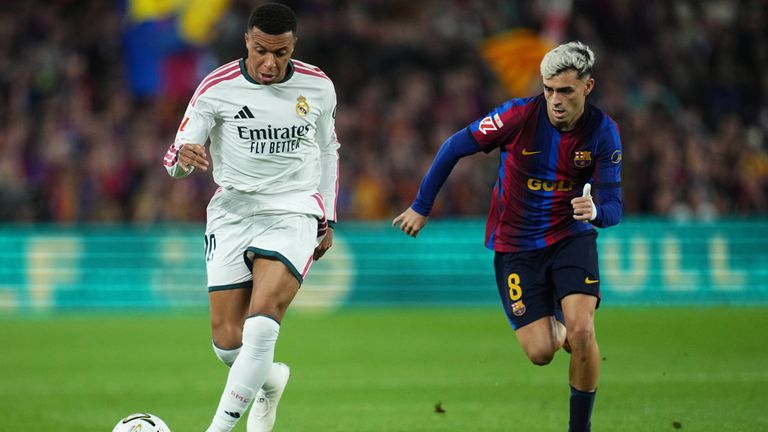 Kylian Mbappe (l.) und Pedri im Laufduell.