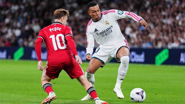Kylian Mbappé erzielte gegen den FC Sevilla einen Doppelpack und traf dabei auch sehenswert per Panenka-Elfmeter.