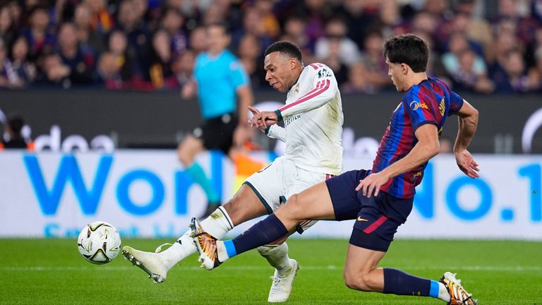 Kylian Mbappe (l.) schnürt im Clasico einen Doppelpack und avanciert zum Matchwinner.