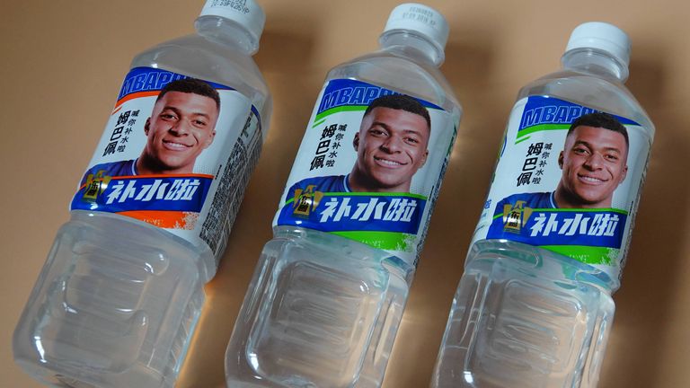 Kylian Mbappe war unter anderem Werbegesicht des chinesischen Getränkeherstellers Dongpeng.