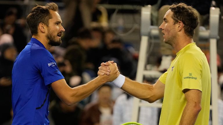 Daniil Medvedev (l.) war für Jan-Lennard Struff erneut zu stark. 