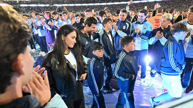 Auch Messis Familie ist anwesend und saugt die Atmosphäre nach dem Spiel an der Seite des Superstars auf. 