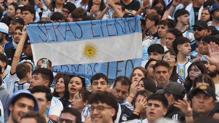 Die Fans im Monumental, dem Stadion von River Plate, sind nur wegen einem Mann hier: Lionel Messi. 