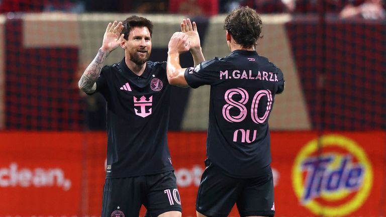 Lionel Messi (l.) bejubelt seinen Doppelpack.