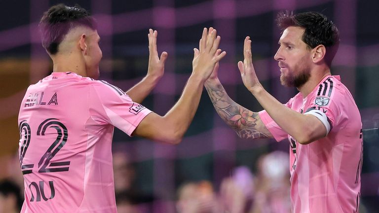 Lionel Messi (r.) führt Inter Miami zu einem ungefährdeten Sieg in der MLS. 
