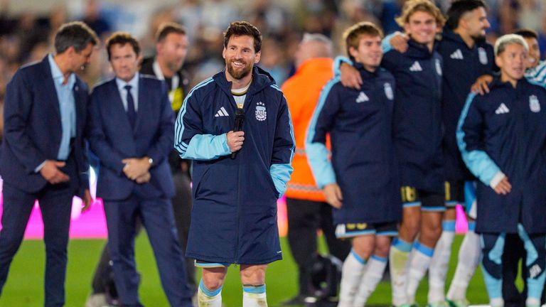 Nach dem Spiel bedankt sich Messi bei den Fans und seinen Mitspielern - und gedenkt auch seinem kürzlich verstorbenem Vater.  