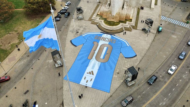 Lionel Messi bestreitet sein letztes Spiel für Argentinien. Bereits tagsüber ist ein gewaltiges Trikot in Buenos zu sehen. 