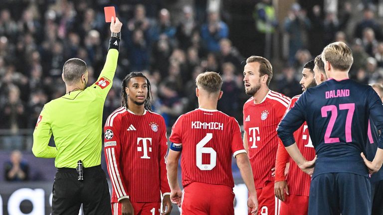 Bayern-Star Michael Olise (2.v.l.) fliegt in Stavanger vom Platz.
