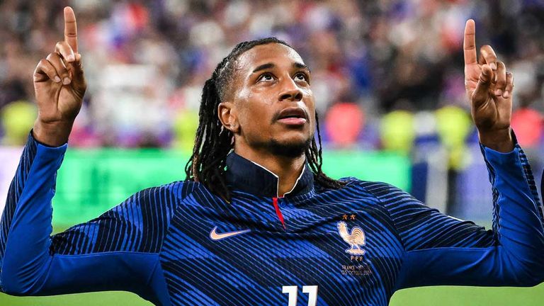 Michael Olise feiert einen seiner beiden Treffer für Frankreich im Spiel gegen Belgien.