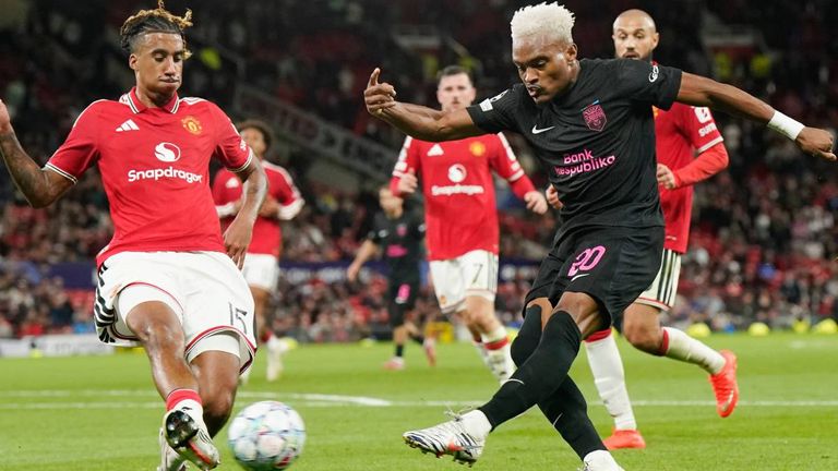 Joy-Lance Mickels stand gegen Manchester United zum ersten Mal in der Champions League auf dem Platz.