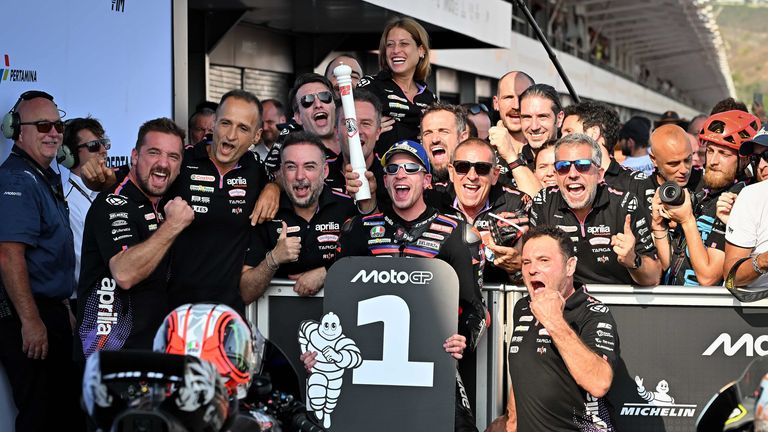 Marco Bezzecchi (Aprilia Racing) feierte beim Großen Preis von Indonesien seinen 5. Sieg der MotoGP-Saison 2026.  Am 25. Oktober geht es mit