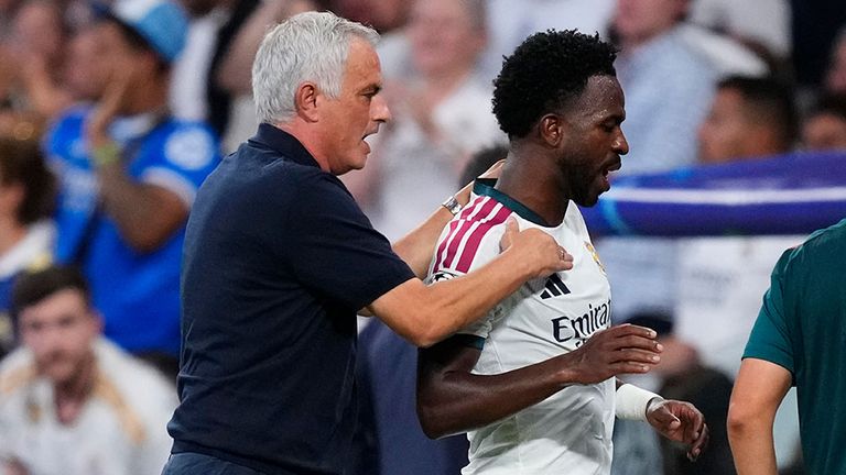 Real-Trainer Jose Mourinho (l.) poltert wegen der Sperre von Vinicius Jr. los.