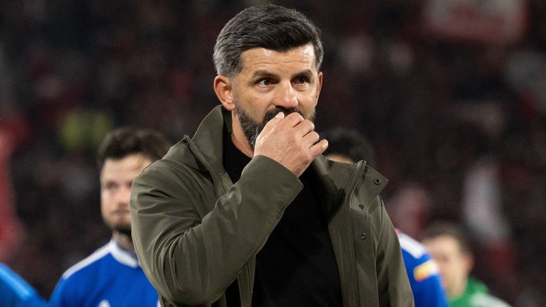 Schalkes Trainer Miron Muslic nahm die Niederlage in Freiburg auf seine Kappe. 