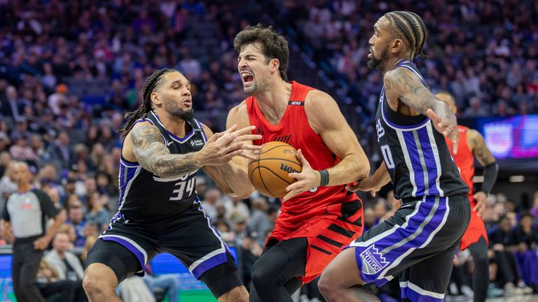 Deni Avdija (Mitte) und die Portland Trail Blazers empfangen die Utah Jazz. Heute ab 20:00 Uhr live auf Sky Sport.