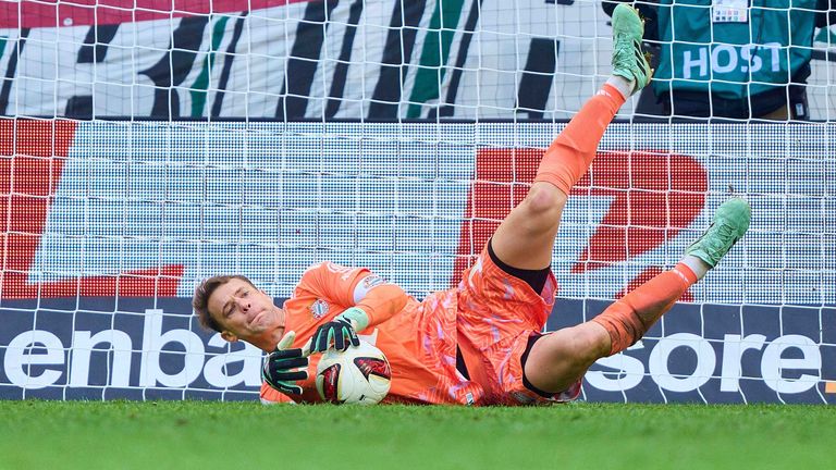 Manuel Neuer (l.) patzte beim 2:2 in Augsburg,