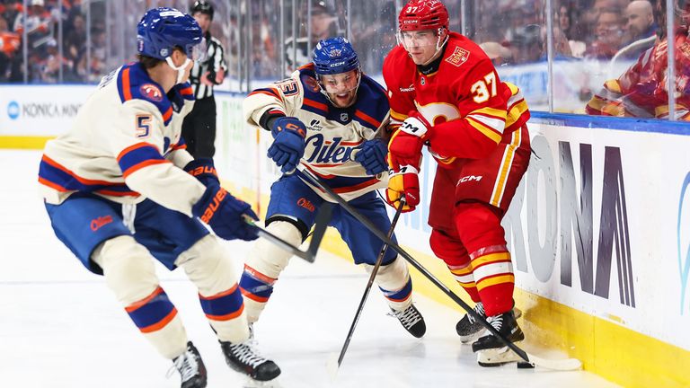 Die Edmonton Oilers besiegen die Calgary Flames in der NHL.