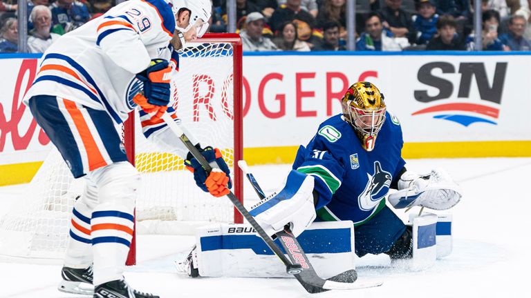 Leon Draisaitl (l.) trifft beim Spektakel-Sieg der Edmonton Oilers bei den Vancouver Canucks doppelt.