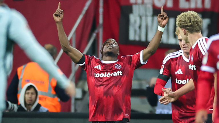 Mohamed Ali Zoma (l.) vom 1. FC Nürnberg bejubelt seinen Treffer beim 4:4 gegen die Wölfe. Das nächste Spiel bestreitet der Club am Freitagabend auswärts bei Energie Cottbus.
