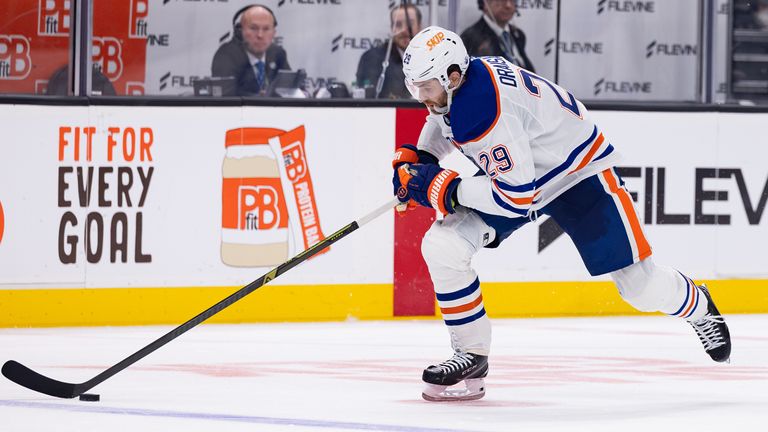 Leon Draisaitl und die Edmonton Oilers feiern einen Sieg in der NHL.