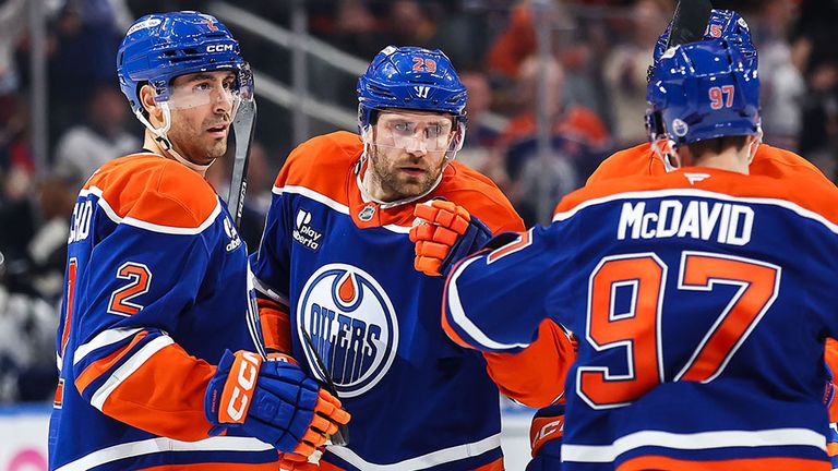 Leon Draisaitl (2. von l.) und die Edmonton Oilers hatten nicht viel Grund zur Freude.