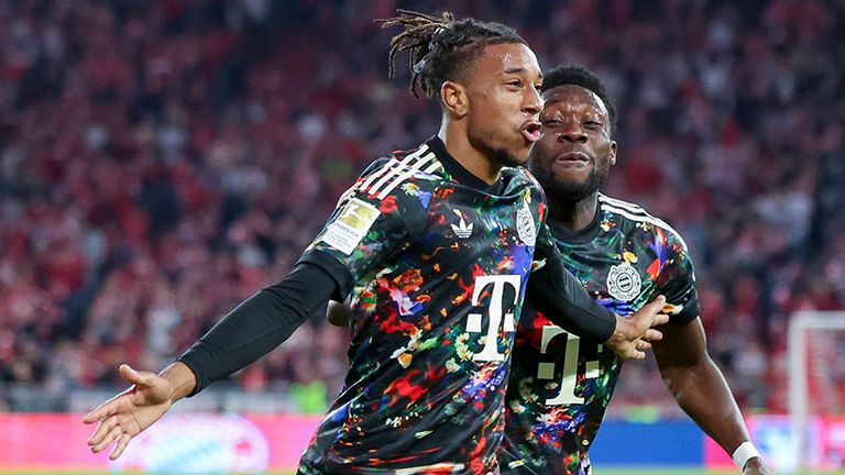 Michael Olise (l.) bejubelt mit Teamkollege Alphonso Davies ein Tor für den FC Bayern München.