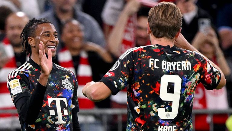Bayern-Star Michael Olise (l.) jubelt gemeinsam mit Teamkollege Harry Kane.