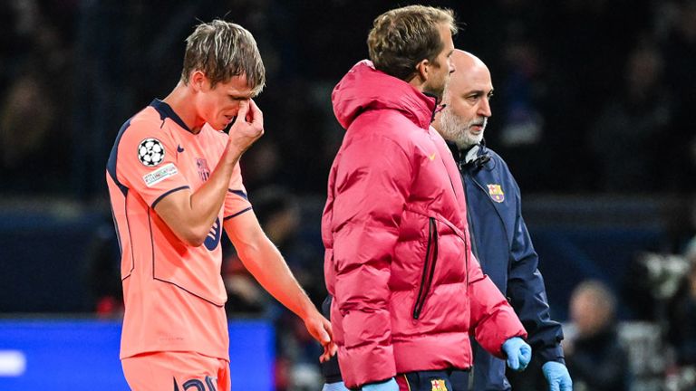 Barca-Star Dani Olmo verletzt sich gegen PSG und fällt wohl einen Monat aus. Den Clasico gegen Real verpasst er sicher. 